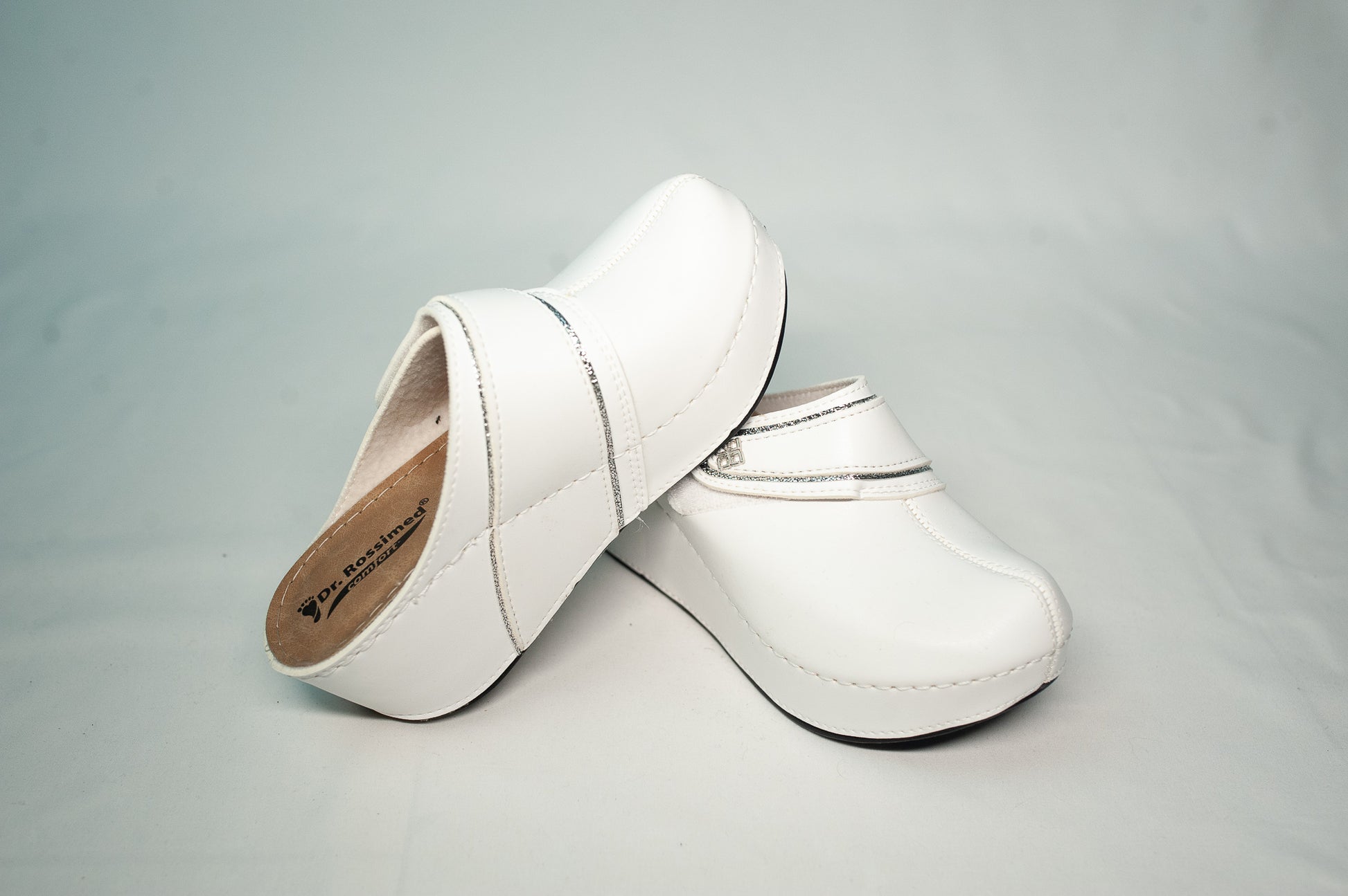 Papuci inchisi, alb, cu scai - DrWear