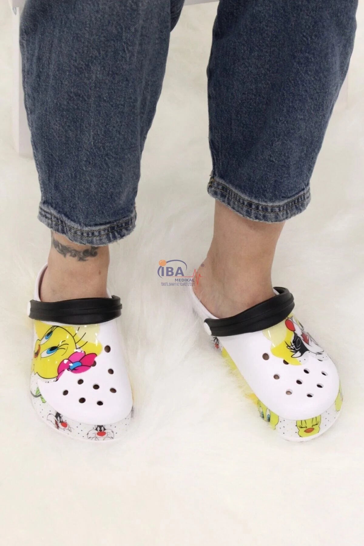 Papuci inchisi Crocs Tweety - DrWear