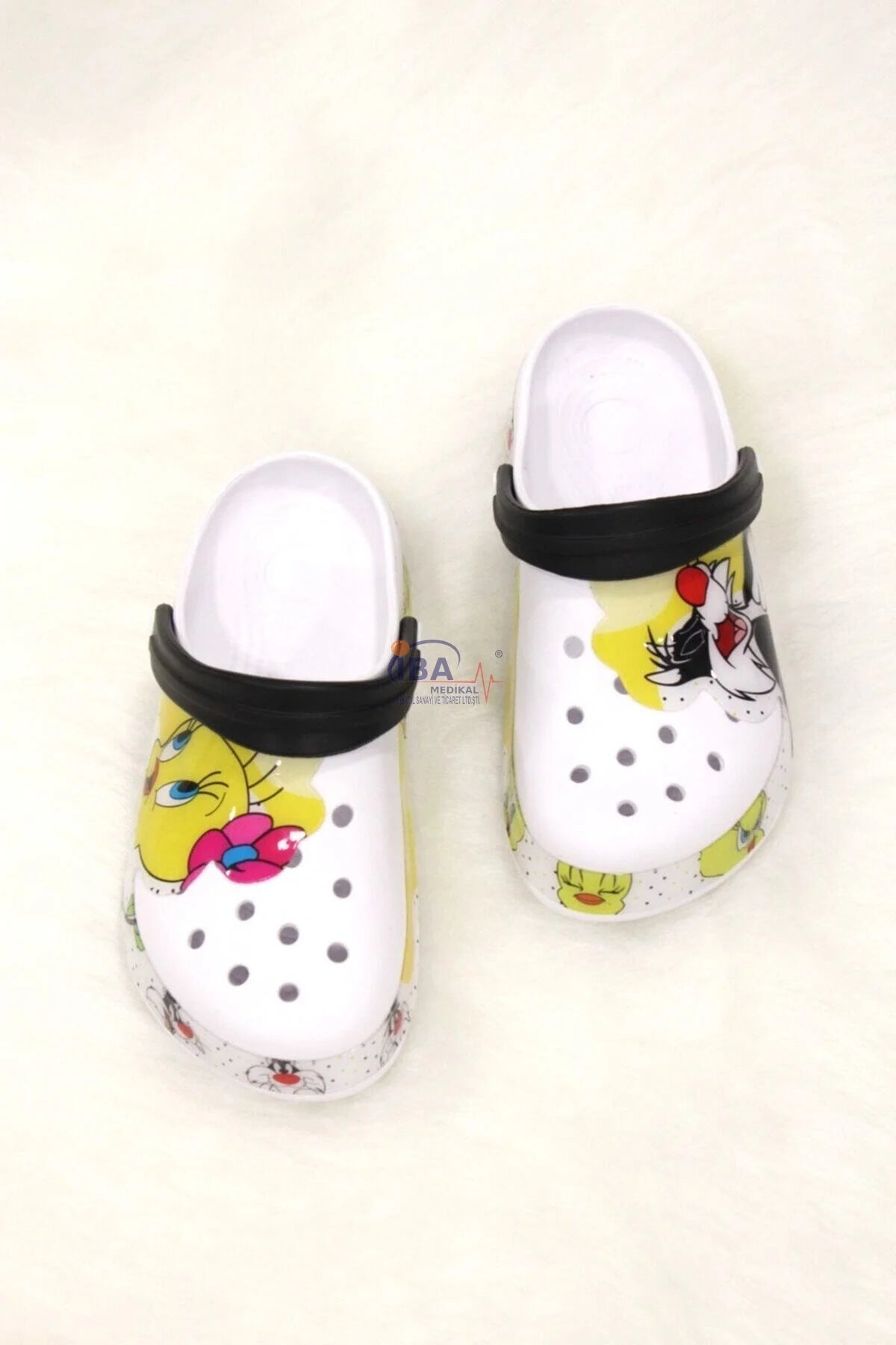 Papuci inchisi Crocs Tweety - DrWear